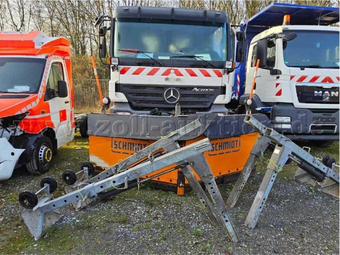 Anbau vorne mit Stützen