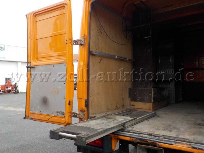 Detailbild Ausschub Arbeitsplatte im Laderaum