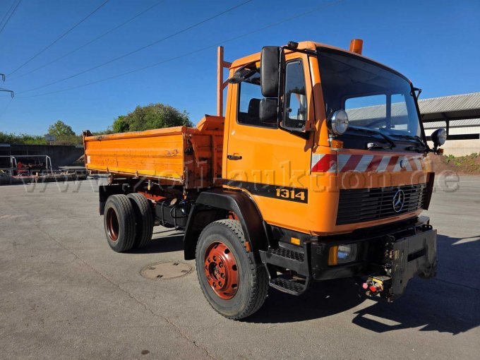 LKW – Mercedes Benz Allrad, Dreiseitenkipper Meiler, rechte vordere Seitenansicht