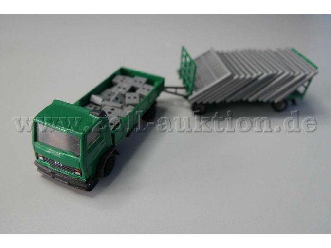 Der LKW beladen mit Anhänger beladen