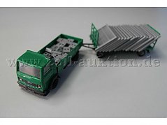 Der LKW beladen mit Anhänger beladen