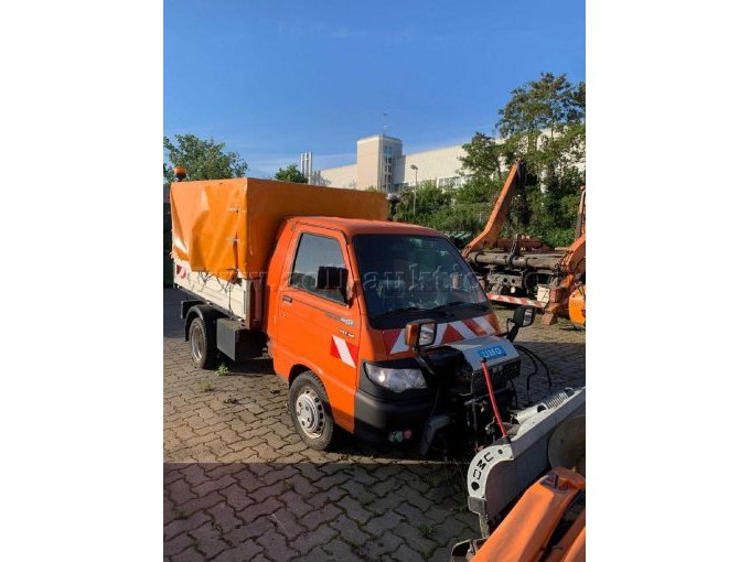 Frontansicht mit Winterdienstanbauteil