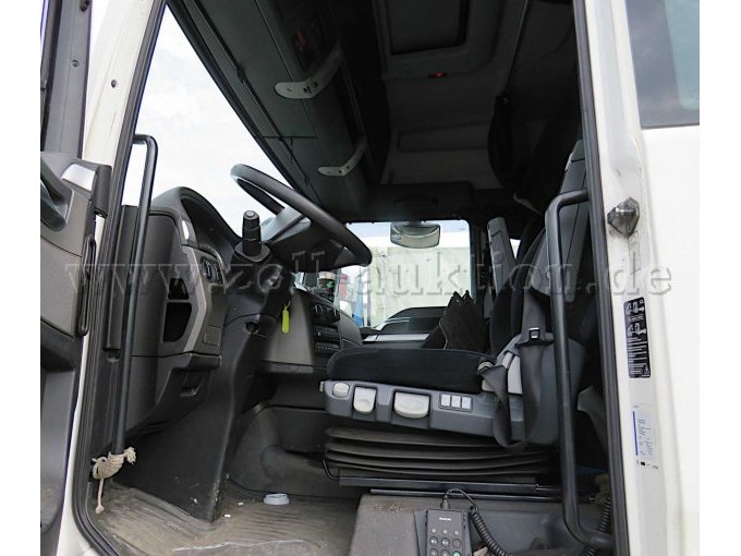 seitlicher Blick ins Fahrerhaus