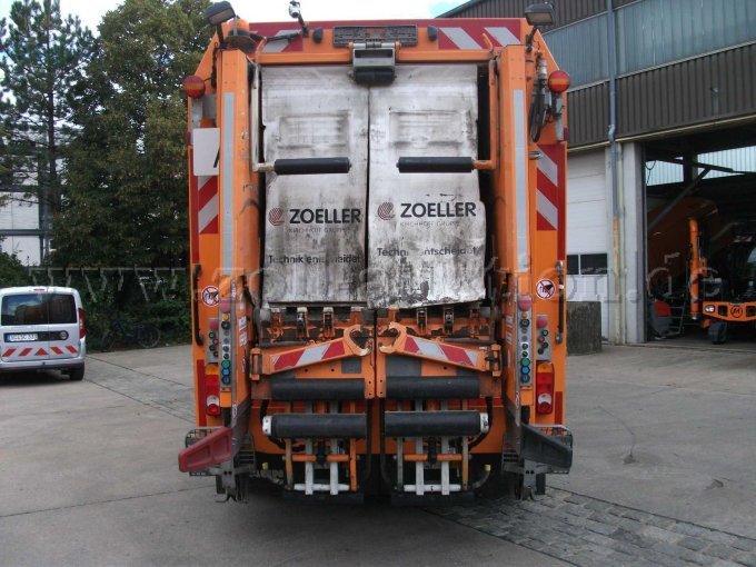 1 LKW Scania – Faun-Zöller Müllsammelfahrzeug G 400 8x2 bedingt funktionsfähig – foto 5 – kavel bij Zoll-Auktion, Schwabach
