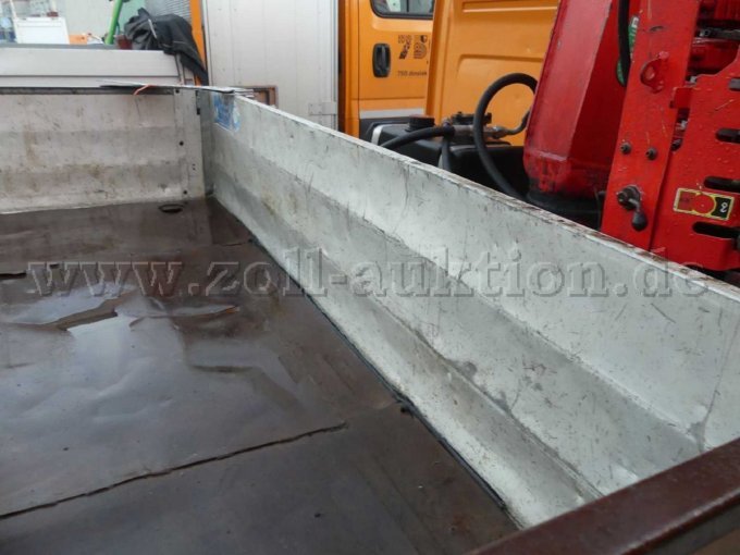 Stirnwand mit Dellen und Beulen