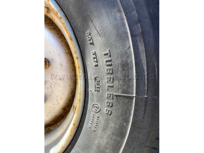 9. Reifen rechts DOT Nr.