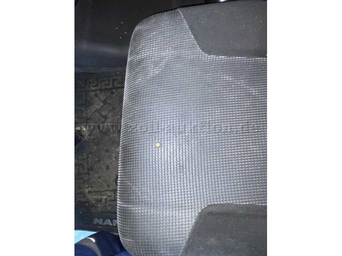 Innenraum Fahrersitzbezug Brandloch
