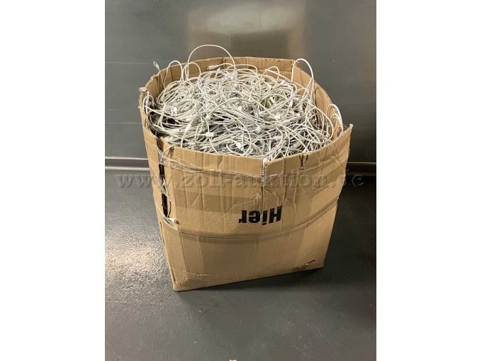 Karton mit Ladekabeln von oben.