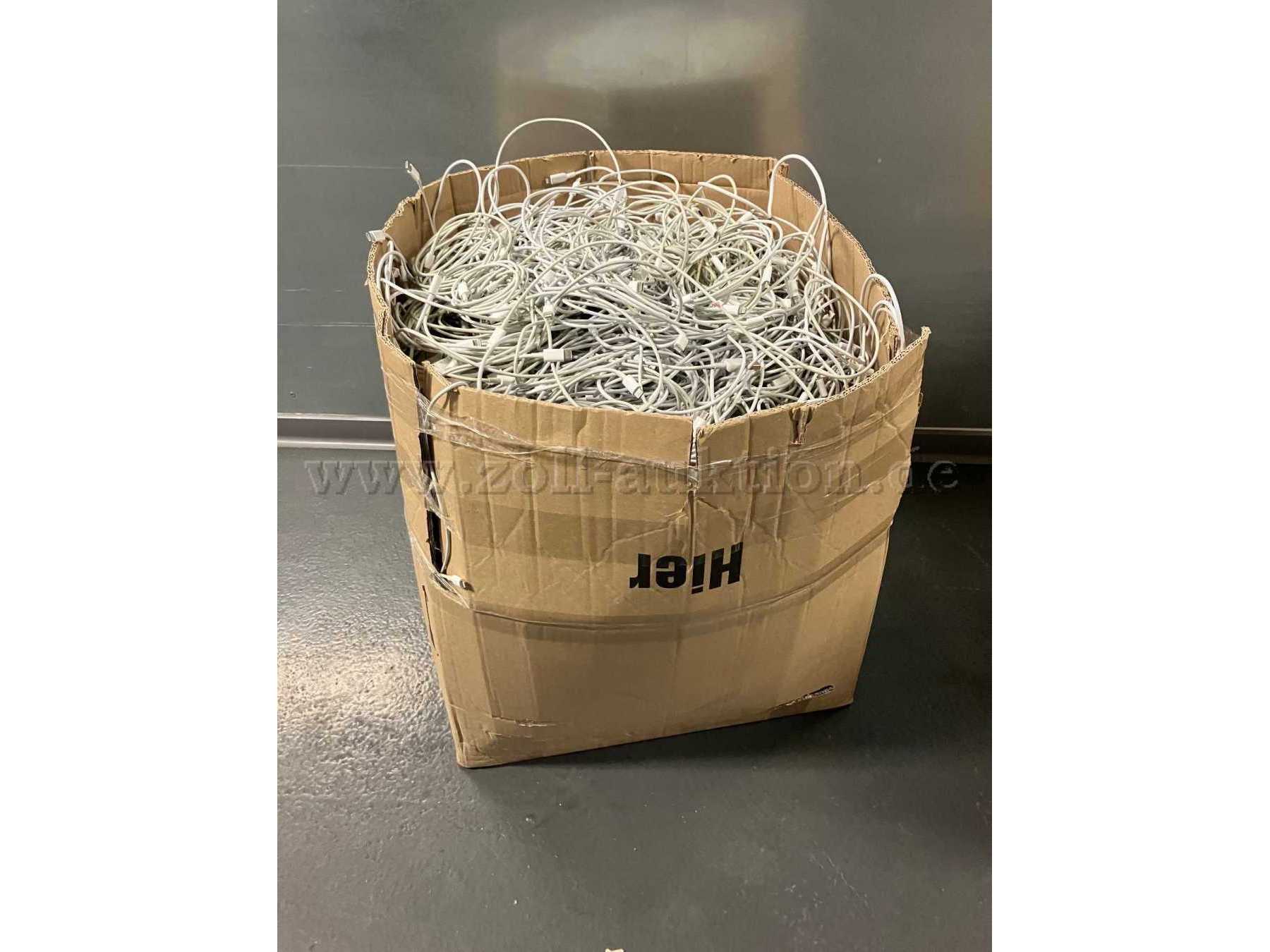 Karton mit Ladekabeln von oben.