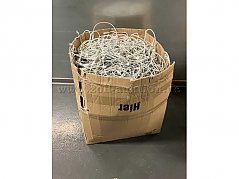 Karton mit Ladekabeln von oben.