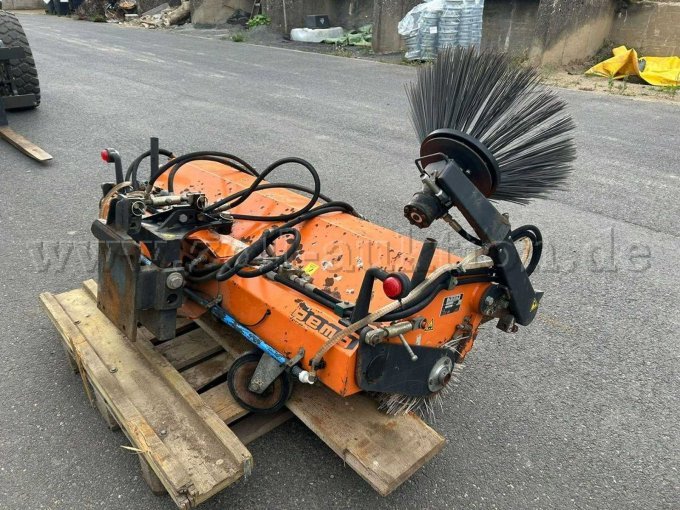 Kehrmaschine seitlich