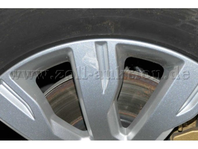 Land Rover Discovery Sport / TD4, SUV in grau - Felge vorne rechts verschürft