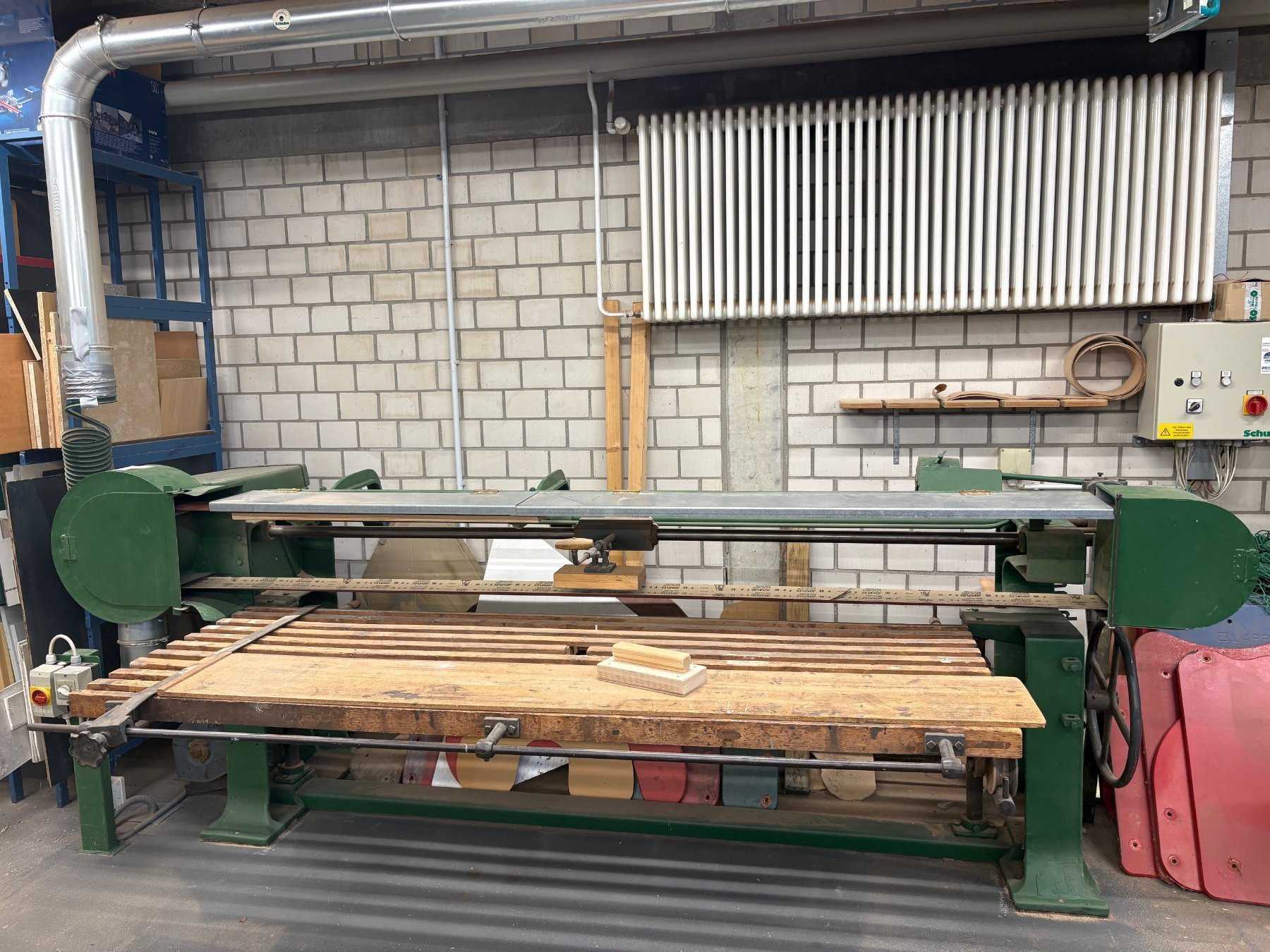 Gesamtansicht der Langbandschleifmaschine