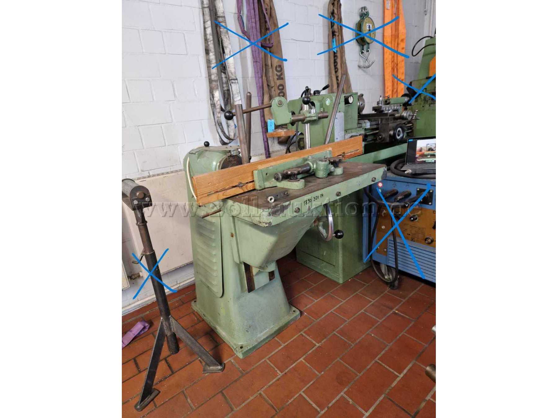 Langlochfräse als Ersatzteillager - Ansicht von links vorne