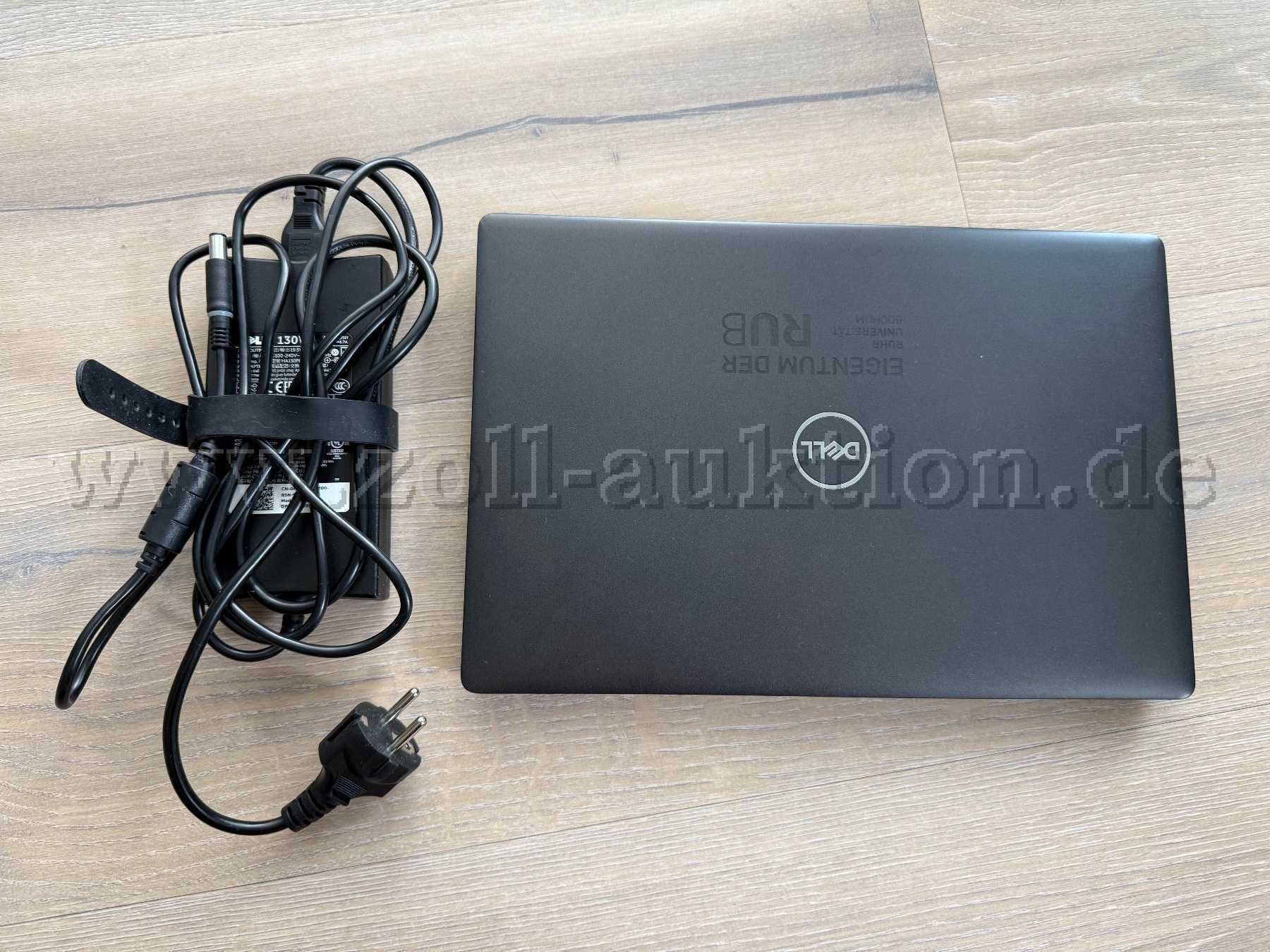 Laptop und Ladekabel von oben
