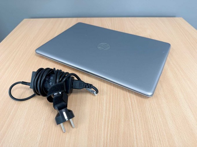 Laptop HP 250 G6 mit Netzteil
Ansicht von oben