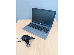 Laptop HP 250 G6 mit Netzteil
aufgeklappt 
Vorderansicht
