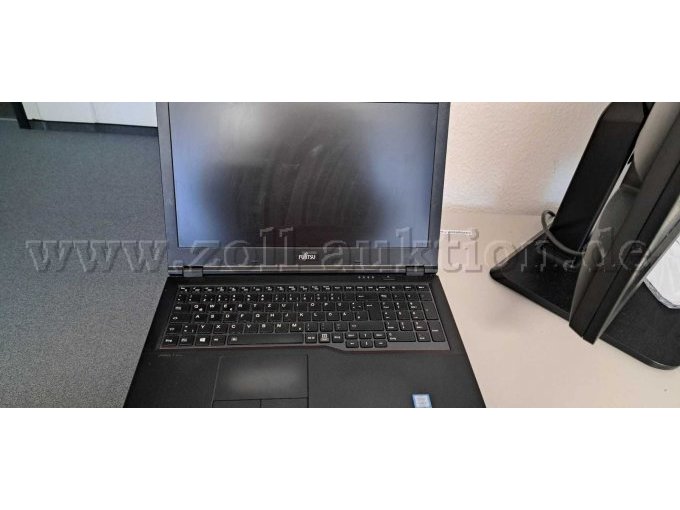 Fujitsu Lifebook E558 aufgeklappt
