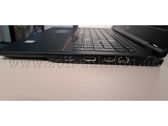 Fujitsu Lifebook E558 von rechts