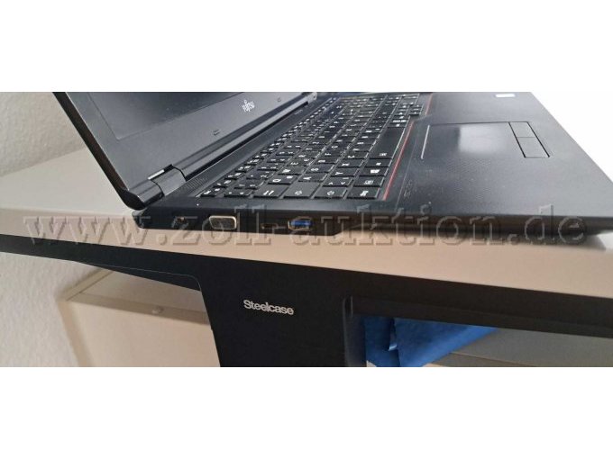 Fujitsu Lifebook E558 von links