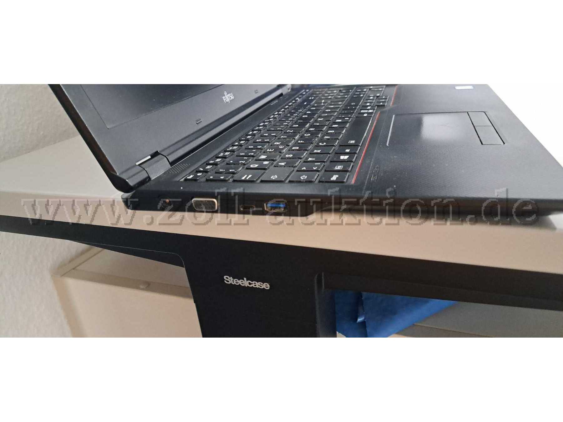 Fujitsu Lifebook E558 von links
