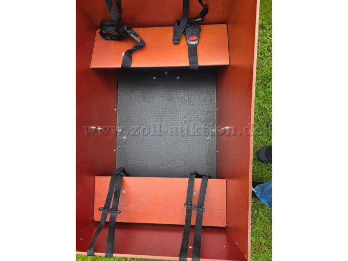 Transportbox mit 4 Sicherheitsgurten