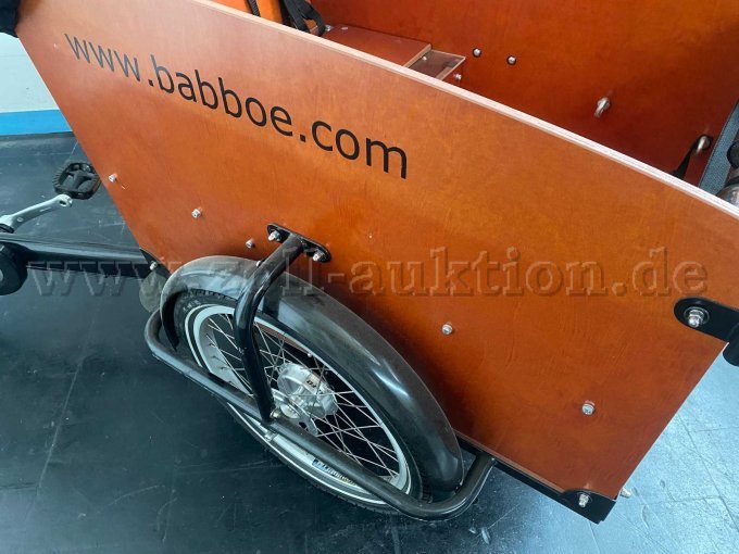 Holzaufbau/Transportbox Ansicht von rechts: Schraubenköpfe von aussen, Ösen für Zurrgurte von innen.