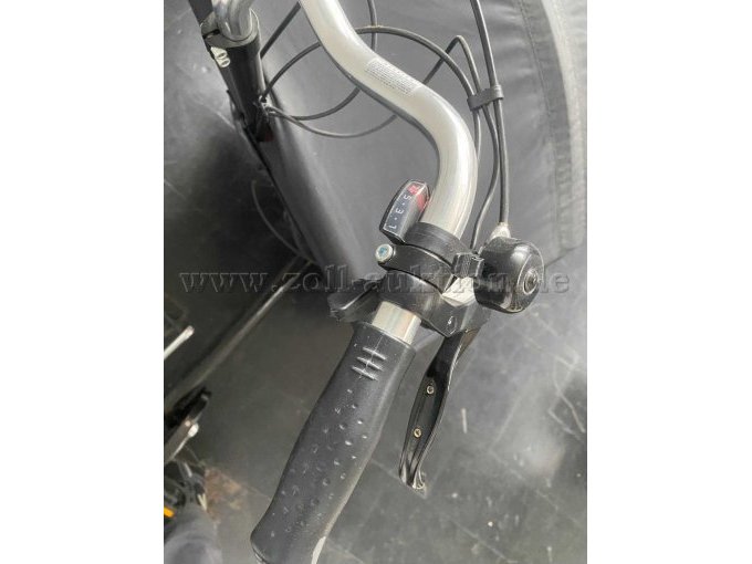 Lenkerende rechts: Bremsgriff, Schalthebel für Kettenschaltung und Klingel.