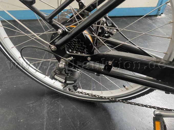 Hinterrad, Ansicht von rechts: Nabenmotor, Schaltwerk Kettenschaltung, Ritzel.