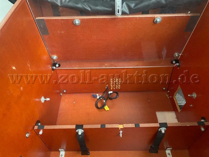 Holzaufbau / Transportbox offen mit offener Klappe/Sitzbank.
