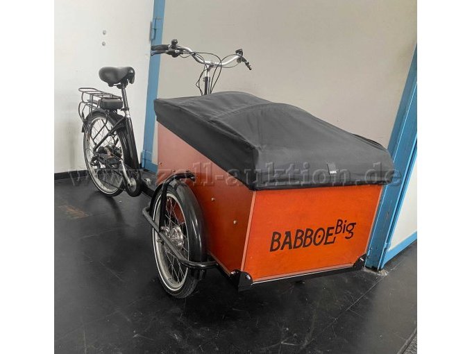 Ansicht von vorne/schräg rechts mit verschlossenem Verdeck