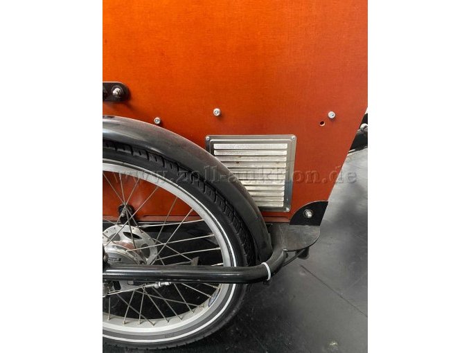 Holzaufbau/Transportbox Ansicht von links: Lüftungsgitter.