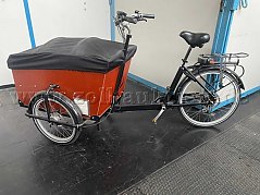 Ansicht von links mit verschlossenem Verdeck