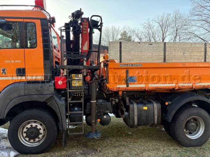 Linke Seite
+Bedienerstand+Kransteuerung am LKW
