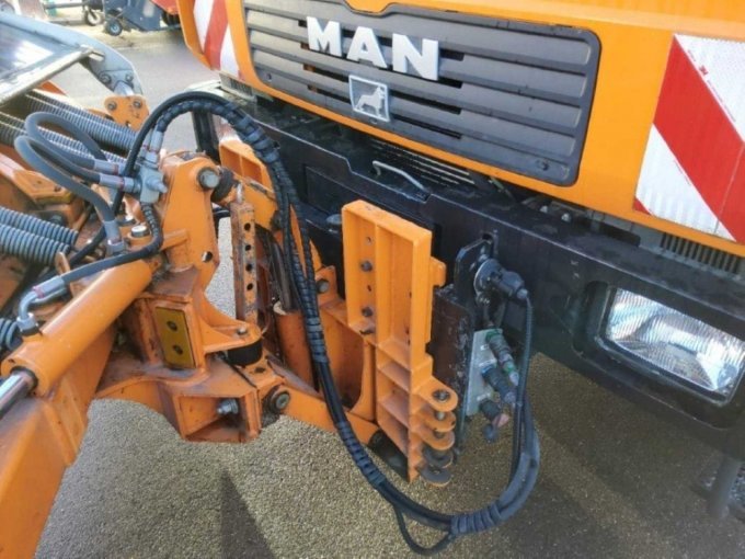 1 Lastkraftwagen MAN LE10.220 4x4 BB + Streugerät + Räumschild – foto 8 – kavel bij Zoll-Auktion, Neusäß
