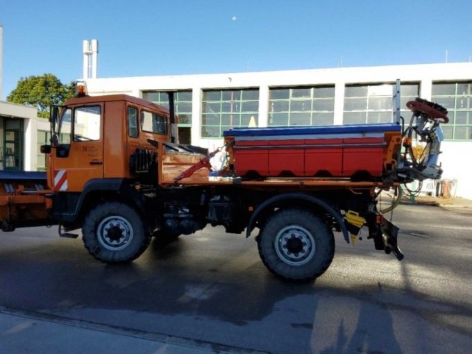 1 Lastkraftwagen MAN LE10.220 4x4 BB + Streugerät + Räumschild – foto 4 – kavel bij Zoll-Auktion, Neusäß