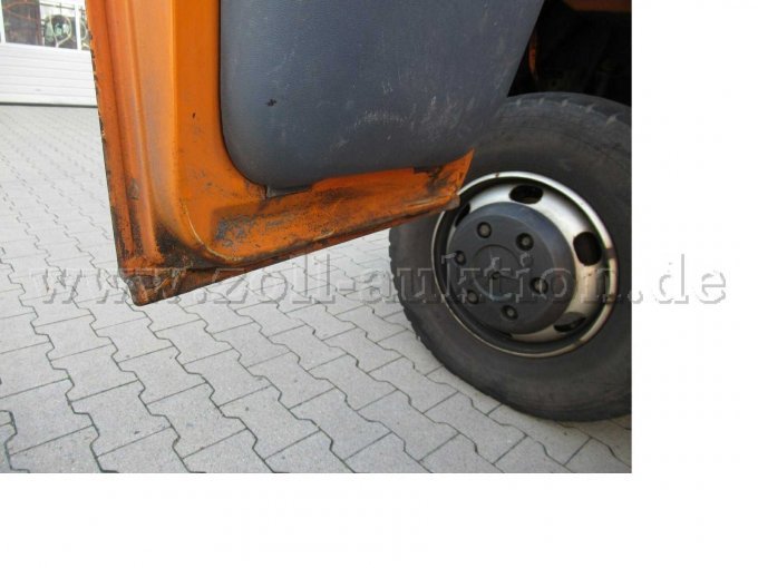 Türen rechts und links unten stark korrodiert