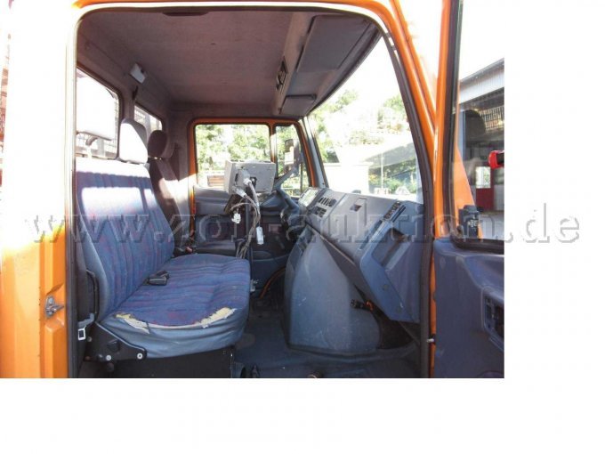 Beifahrersitz rechts außen Sitzpolster und -bezug aufgerissen