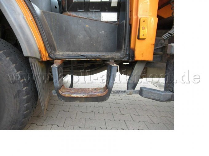 Einstiege und Schweller stark korrodiert und partiell geschwächt