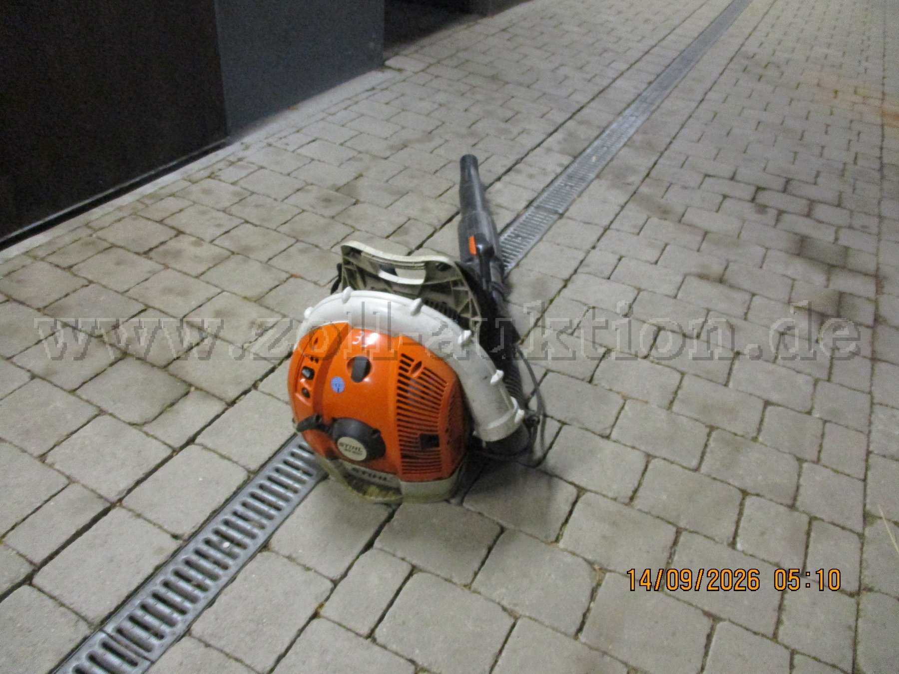 1 台吹叶机 Stihl BR 500，汽油吹叶机