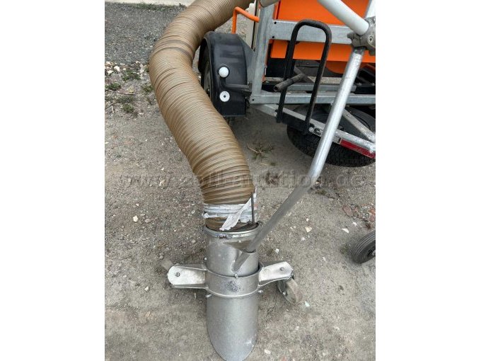 ausgeklappter Saugschlauch des Laubsaugers