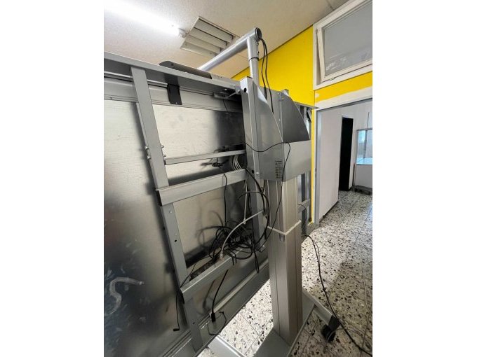 Legamaster e-Board Touch auf Rollstativ elektrisch höhenverstellbar mit Beamer-
Ansicht von hinten