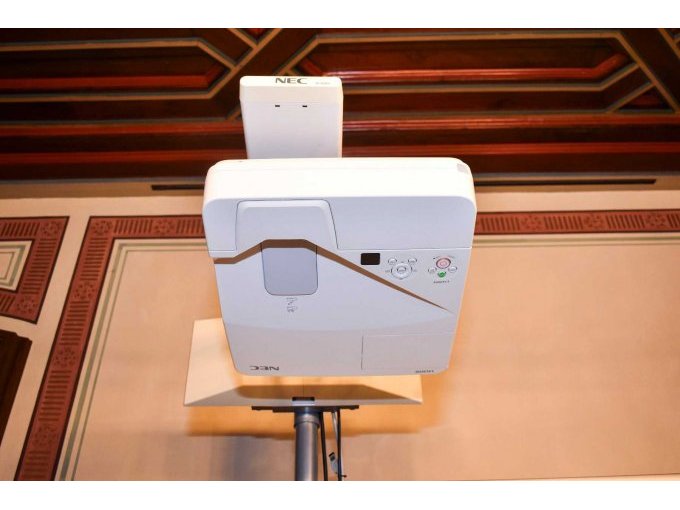 NEC UM280W Ultra-Kurzdistanz Beamer
Ansicht von unten