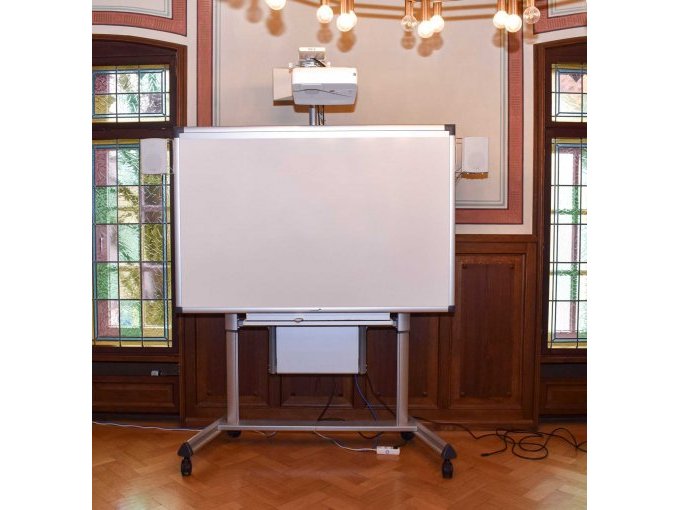Legamaster e-Board Touch auf Rollstativ mit Beamer 
Frontalansicht