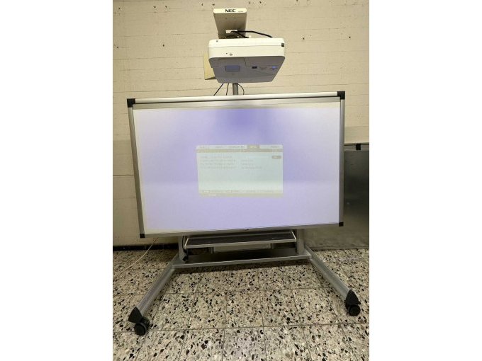 Legamaster e-Board Touch auf Rollstativ mit Beamer
Gesamtansicht von vorne