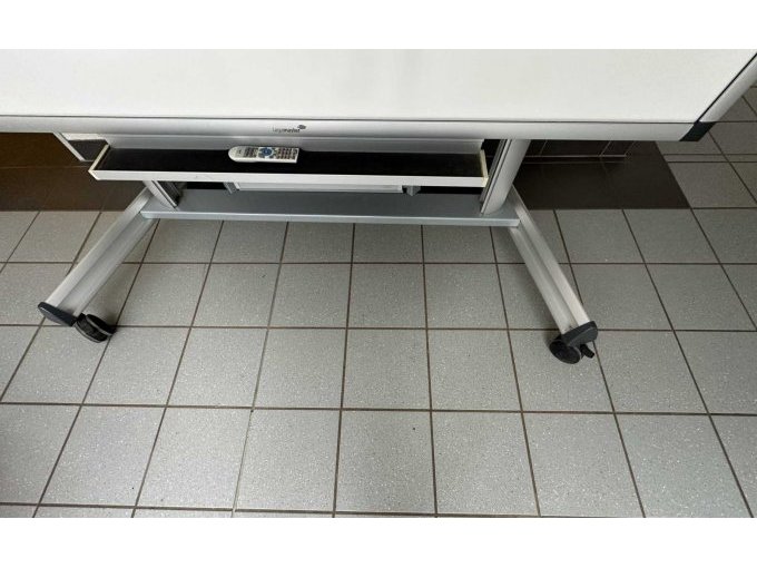 Legamaster e-Board Touch auf Rollstativ mit Beamer
Rollstativ