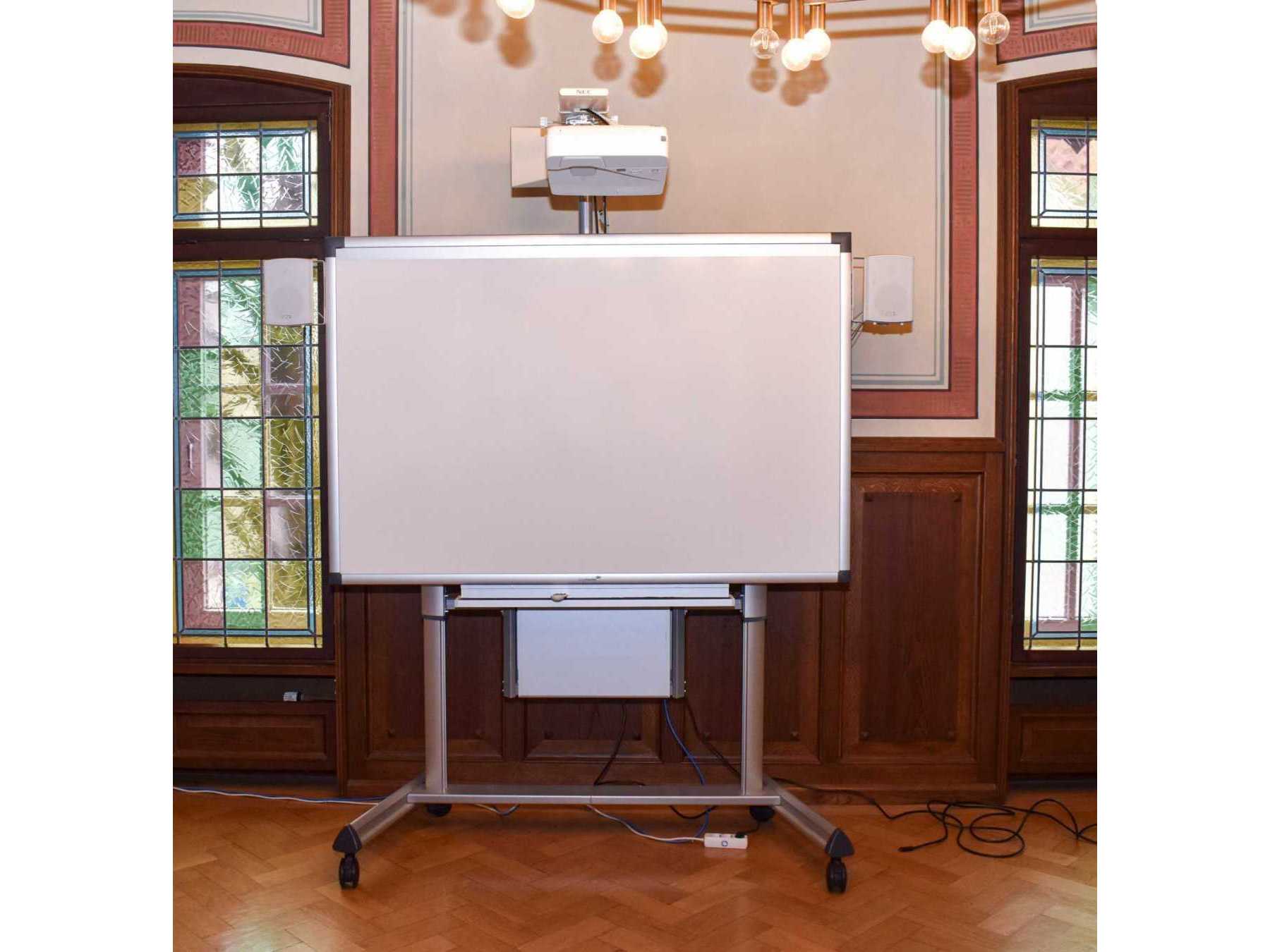 Legamaster e-Board Touch auf Rollstativ mit Beamer 
Frontalansicht