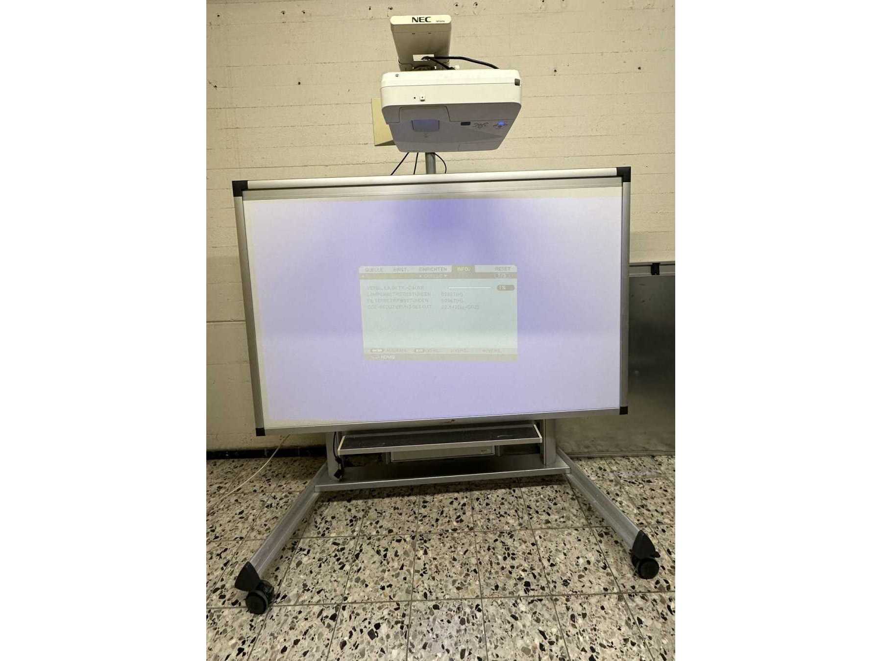 Legamaster e-Board Touch auf Rollstativ mit Beamer
Gesamtansicht von vorne