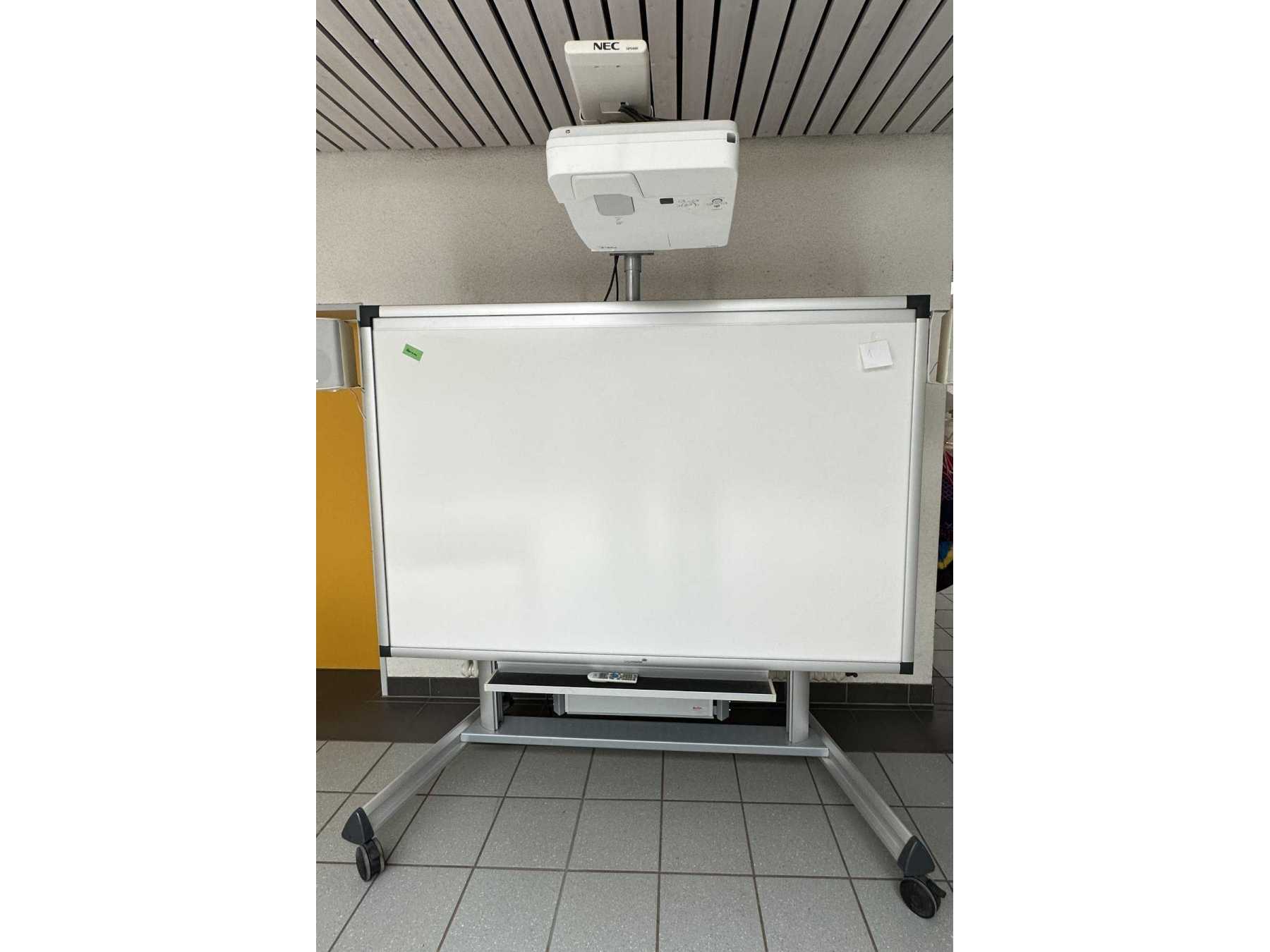 Legamaster e-Board Touch auf Rollstativ mit Beamer
Frontalansicht