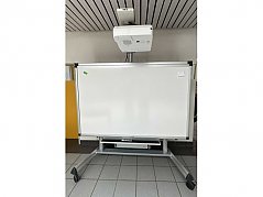Legamaster e-Board Touch auf Rollstativ mit Beamer
Frontalansicht